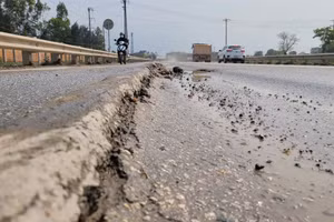 Những tuyến đường ở KKT Vũng Áng xảy ra tình trạng 'luống rau' nguy cơ tai nạn rình rập. Ảnh: T.H