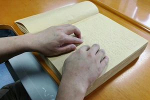 Đề thi bằng chữ nổi Braille. Ảnh: Sixthtone