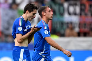 Đội tuyển Italy rời sân sau trận Thụy Sĩ 0-2 ở vòng 1/8 EURO 2024 tối 29/6. Ảnh: Reuters