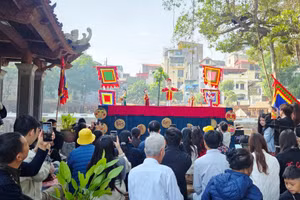 Trình diễn nghệ thuật múa rối cạn Tế Tiêu tại Văn Miếu - Quốc Tử Giám.