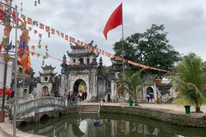 Tam quan chùa Bối Khê.