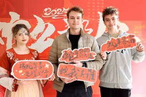 Sinh viên quốc tế trải nghiệm Tết Nguyên đán ở Trung Quốc.