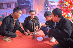 Lễ mừng cơm mới không chỉ là nghi lễ tín ngưỡng mà còn là dịp giáo dục con cháu về truyền thống, giá trị lao động và tinh thần đoàn kết cộng đồng.