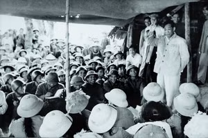 Đồng chí Lê Duẩn với các chiến sĩ, cán bộ các lực lượng vũ trang và công nhân cầu đường đang làm việc tại ngã ba Đồng Lộc - Hà Tĩnh năm 1973 (ảnh tư liệu).