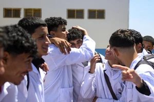 Học sinh Morocco động viên nhau quay trở lại trường học.