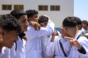 Học sinh Morocco động viên nhau quay trở lại trường học.