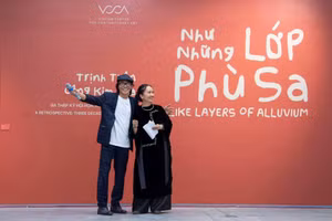 Triển lãm 'Như những lớp phù sa' giới thiệu 100 tác phẩm sơn mài.