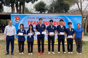 Lãnh đạo Trường THPT Hạ Hòa khen thưởng các đội tham dự Team building.