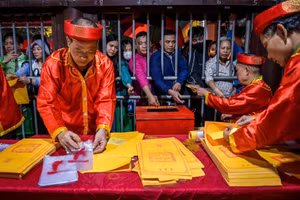 Du khách nhận ấn sau lễ khai ấn, gửi gắm ước mong một năm mới thuận lợi, hanh thông và nhiều thành tựu.