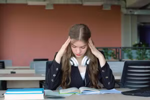 Áp lực tài chính đè nặng lên sinh viên quốc tế.