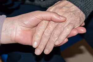 Bài thơ để lại thông điệp: Hãy yêu thương mẹ khi còn có thể. Ảnh: istockphoto.com,