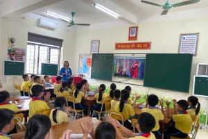 Cô trò Trường Tiểu học Tùng Ảnh. Ảnh: TG