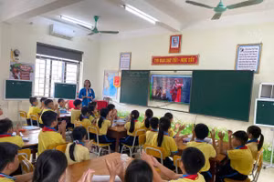 Cô trò Trường Tiểu học Tùng Ảnh. Ảnh: TG