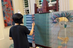 Tranh lụa của Nguyễn Thu Hương với độ mỏng manh vô cùng tinh tế, dịu dàng.