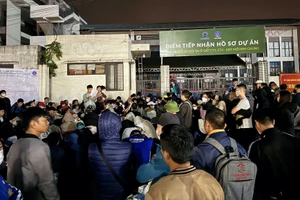 Hàng trăm người có mặt tại khu vực nhận hồ sơ dự án nhà ở xã hội CT3 Kim Chung (Đông Anh, Hà Nội) chờ xuyên đêm để giữ chỗ nộp hồ sơ sáng 17/11. Ảnh: INT