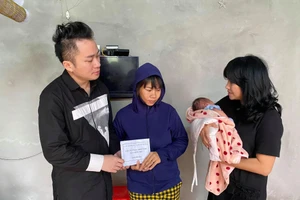 Ca sĩ Tùng Dương thường có mặt tại nhiều điểm bão lũ - trong ảnh, anh cùng ca sĩ Thanh Lam tới thăm các hộ gia đình tại Hà Tĩnh sau bão lũ năm 2020.