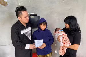 Ca sĩ Tùng Dương thường có mặt tại nhiều điểm bão lũ - trong ảnh, anh cùng ca sĩ Thanh Lam tới thăm các hộ gia đình tại Hà Tĩnh sau bão lũ năm 2020.