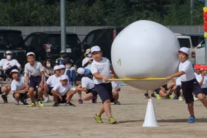 Học sinh Nhật Bản hoạt động thể thao vào mùa Hè.