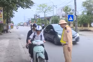 CSGT Thanh Hóa tăng cường kiểm tra học sinh tham gia giao thông.