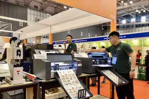 Nhiều máy móc, thiết bị tự động hóa đang được áp dụng vào các khâu sản xuất công nghiệp. Ảnh: TTXVN