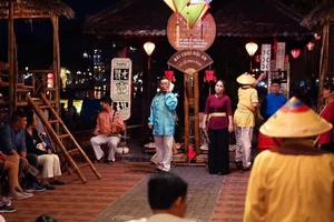 Sự 'lên ngôi' của các thiết bị điện tử khiến nhiều người không còn hứng thú với các trò chơi dân gian. Ảnh: ITN.