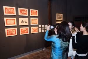 Hình ảnh trên Cửu đỉnh khi đưa lên tranh khắc gỗ.