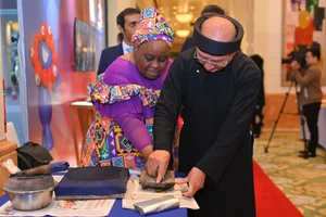 Đại biểu quốc tế trải nghiệm nghề làm tranh dân gian Đông Hồ. Ảnh: Bộ VH,TT&DL