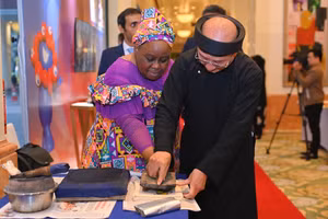 Đại biểu quốc tế trải nghiệm nghề làm tranh dân gian Đông Hồ. Ảnh: Bộ VH,TT&DL