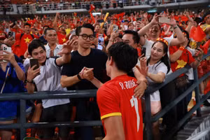 Đình Bắc ăn mừng cùng người hâm mộ tại SEA Games 33. Ảnh: INT