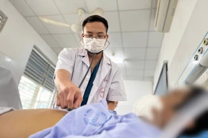 Bác sĩ khuyến cáo, nếu phát hiện viêm gan virus, bắt buộc phải điều trị song song và được theo dõi chức năng gan định kỳ. Ảnh: BVCC