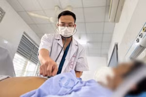 Bác sĩ khuyến cáo, nếu phát hiện viêm gan virus, bắt buộc phải điều trị song song và được theo dõi chức năng gan định kỳ. Ảnh: BVCC