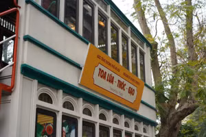 Các toa xe điện với những chủ đề khác nhau đều đưa du khách tới với… Hà Nội xưa.