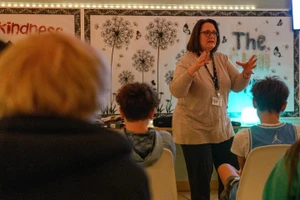 Cô Meier hướng dẫn trẻ về chánh niệm - 'chú ý đến suy nghĩ, cảm xúc, cảm giác cơ thể và môi trường xung quanh chúng ta trong khoảnh khắc hiện tại'. Ảnh: AP