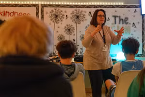 Cô Meier hướng dẫn trẻ về chánh niệm - 'chú ý đến suy nghĩ, cảm xúc, cảm giác cơ thể và môi trường xung quanh chúng ta trong khoảnh khắc hiện tại'. Ảnh: AP