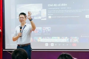 PGS.TS Nguyễn Tiến Đông - Hiệu trưởng Trường Cao đẳng Lý Thái Tổ (Bắc Ninh) trao đổi cùng sinh viên. Ảnh: NVCC