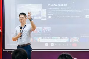 PGS.TS Nguyễn Tiến Đông - Hiệu trưởng Trường Cao đẳng Lý Thái Tổ (Bắc Ninh) trao đổi cùng sinh viên. Ảnh: NVCC