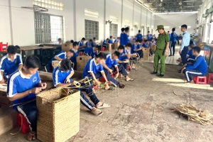 Học viên tại cơ sở cai nghiện ma túy ở Cà Mau được dạy nghề đan lục bình.