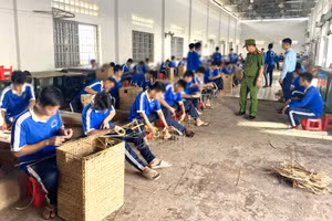 Học viên tại cơ sở cai nghiện ma túy ở Cà Mau được dạy nghề đan lục bình.