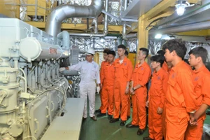 Sinh viên Trường Cao đẳng Hàng hải 1 trong giờ thực hành. Ảnh: NTCC