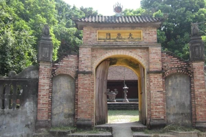 Cổng vào miếu Đại Trung.