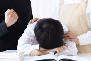 Học sinh Singapore kiệt sức vì áp lực học thêm.