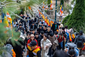 Du khách hành hương về Yên Tử (Quảng Ninh) trong những ngày đầu năm mới. Ảnh minh họa: INT.