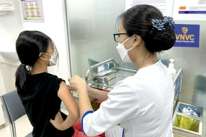 Cần tiêm và hoàn thành phác đồ chủng ngừa vắc-xin HPV càng sớm càng tốt trong thời điểm trẻ vừa đủ độ tuổi được chỉ định tiêm. Ảnh minh họa: INT