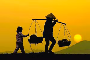 Đôi vai gầy mẹ quẩy gánh mỗi sớm hôm. Ảnh minh họa: ITN