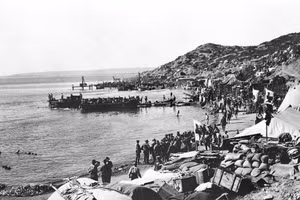 Ngày 25/4/1915, Quân đội Úc và New Zealand đổ bộ Gallipoli, tiên phong chống Đế quốc Ottoman. Ảnh: Fortqueenscliff.com