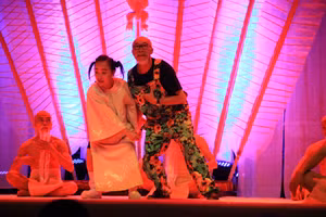 NSND Thu Huyền tập cùng NSND, họa sĩ Hoàng Hà Tùng. Ảnh: Bình Thanh.