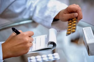 Với cơ sở khám bệnh, chữa bệnh khác phải thực hiện việc kê đơn thuốc bằng hình thức điện tử trước ngày 1/1/2026. Ảnh minh họa