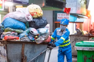 Hoạt động thu gom chất thải sinh hoạt vẫn gặp nhiều khó khăn. Ảnh minh họa: INT