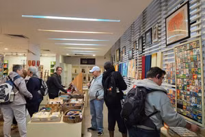 Khách quốc tế đến tham quan, tương tác tại Bảo tàng Phụ nữ Việt Nam.