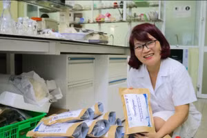 PGS.TS Lê Thị Nhi Công và chế phẩm xử lý ô nhiễm dầu.